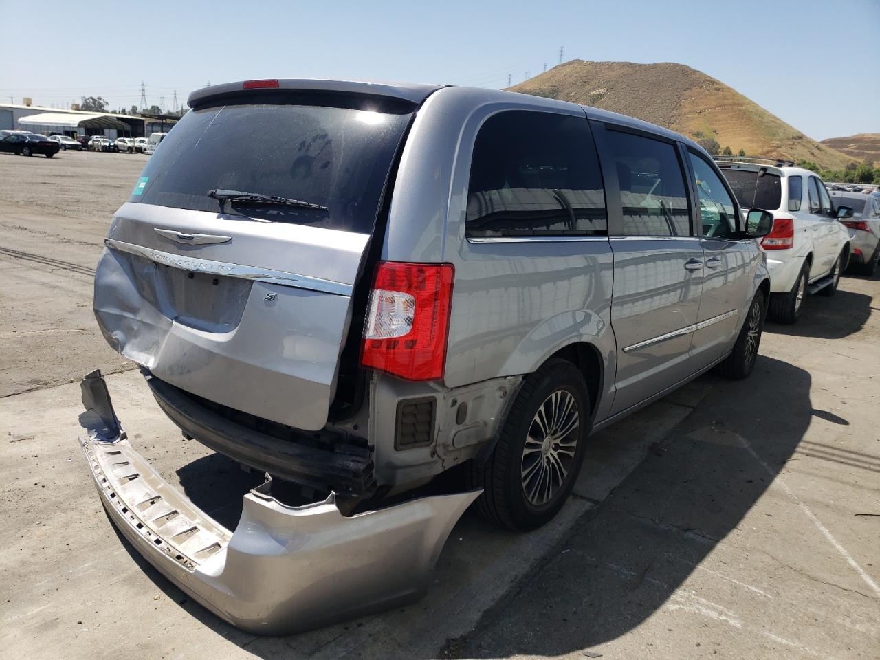 Photo 4 from auction – 2014 CHRYSLER TOWN & COU with VIN 2C4RC1HG2ER311352