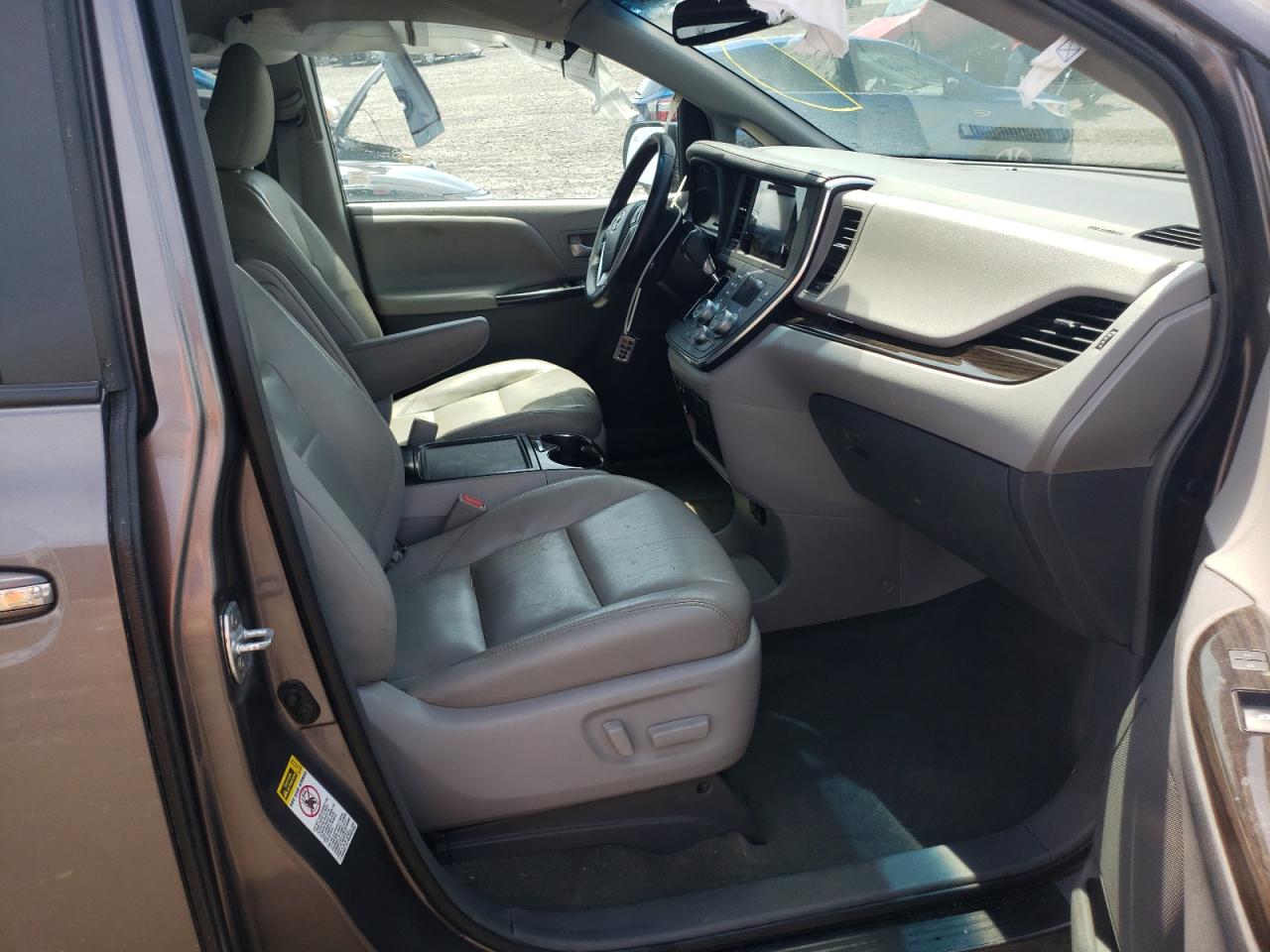 Photo 5 from auction – 2016 TOYOTA SIENNA XLE with VIN 5TDYK3DC2GS724573