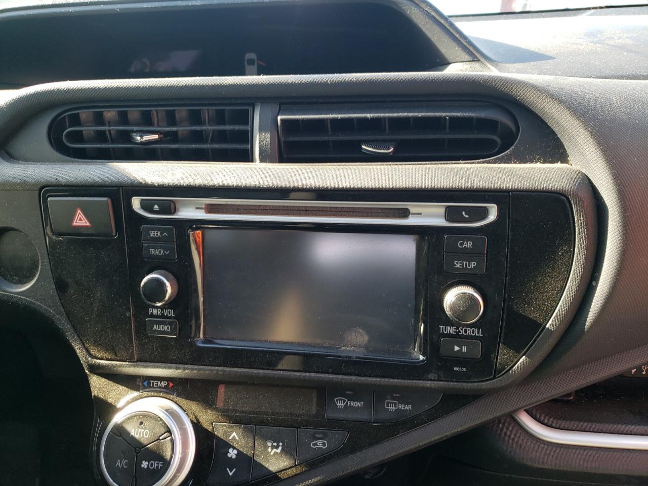 Photo 9 from auction – 2015 TOYOTA PRIUS C with VIN JTDKDTB34F1107206