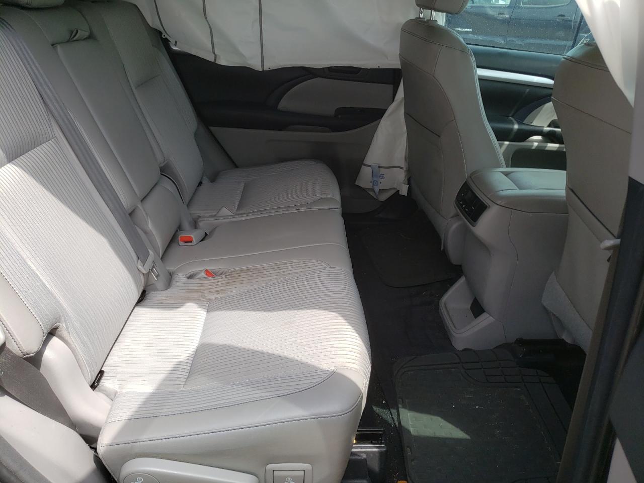 Photo 6 from auction – 2018 TOYOTA HIGHLANDER with VIN 5TDZZRFH4JS266988