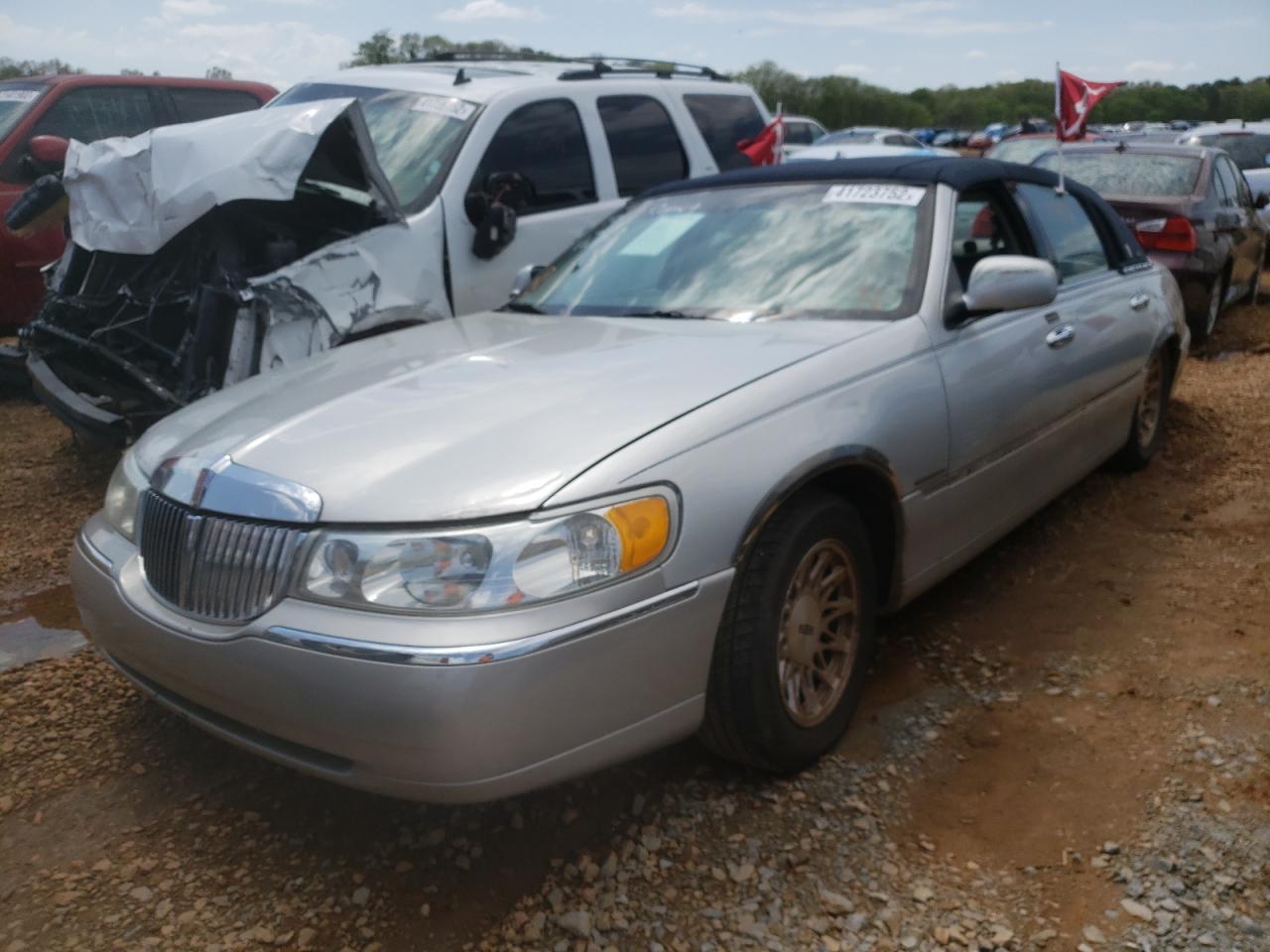 Photo 2 from auction – 2000 LINCOLN TOWN CAR S with VIN 1LNHM82W2YY784665