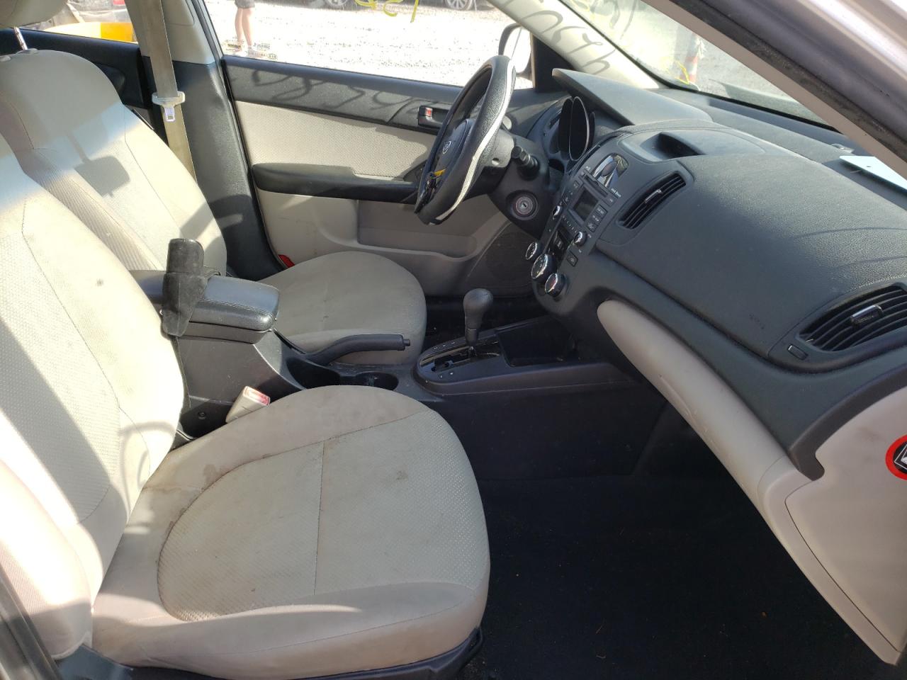 Photo 5 from auction – 2010 KIA FORTE EX with VIN KNAFU4A2XA5855716
