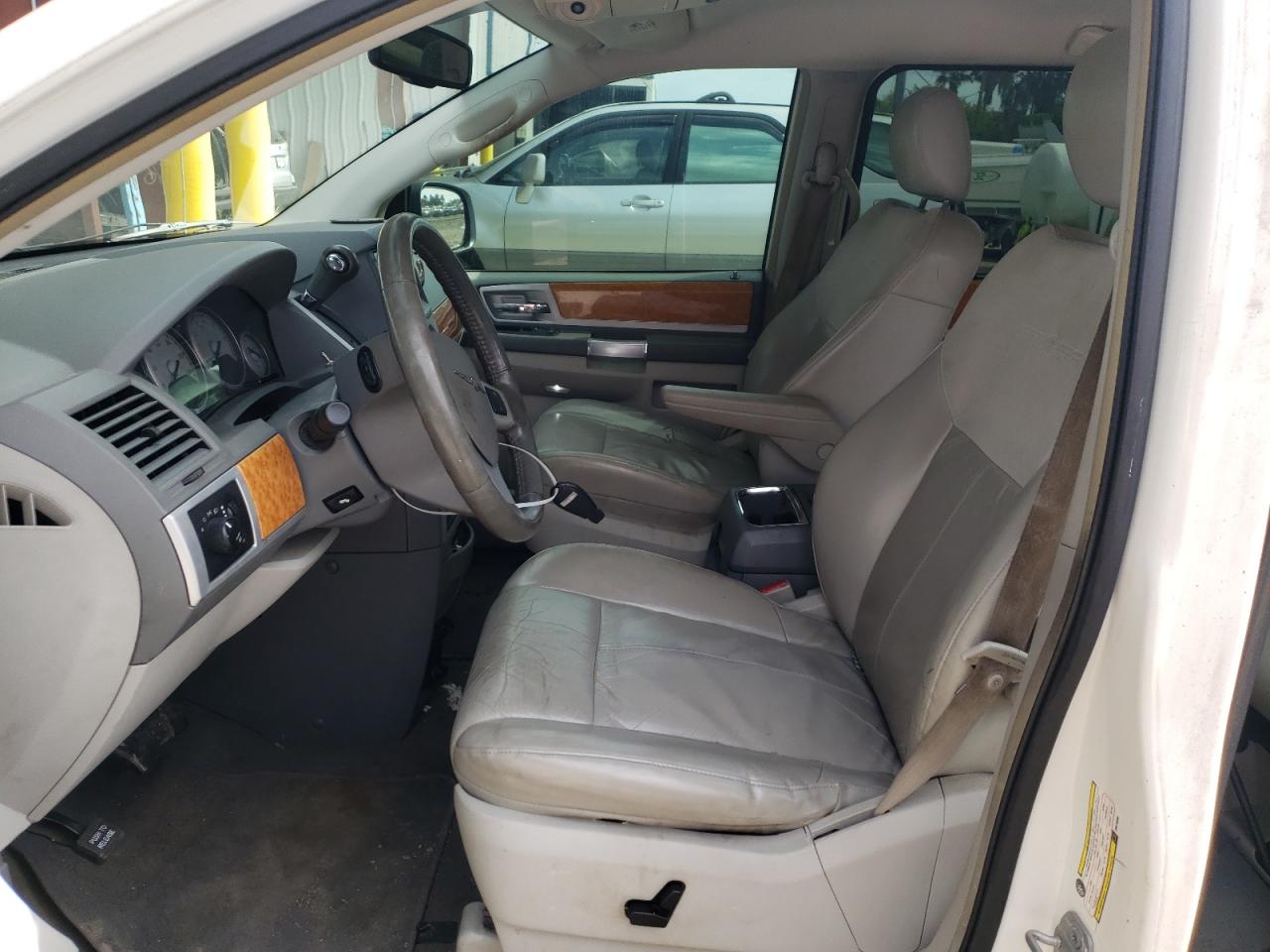 Photo 5 from auction – 2008 CHRYSLER TOWN & COU with VIN 2A8HR64X08R619386