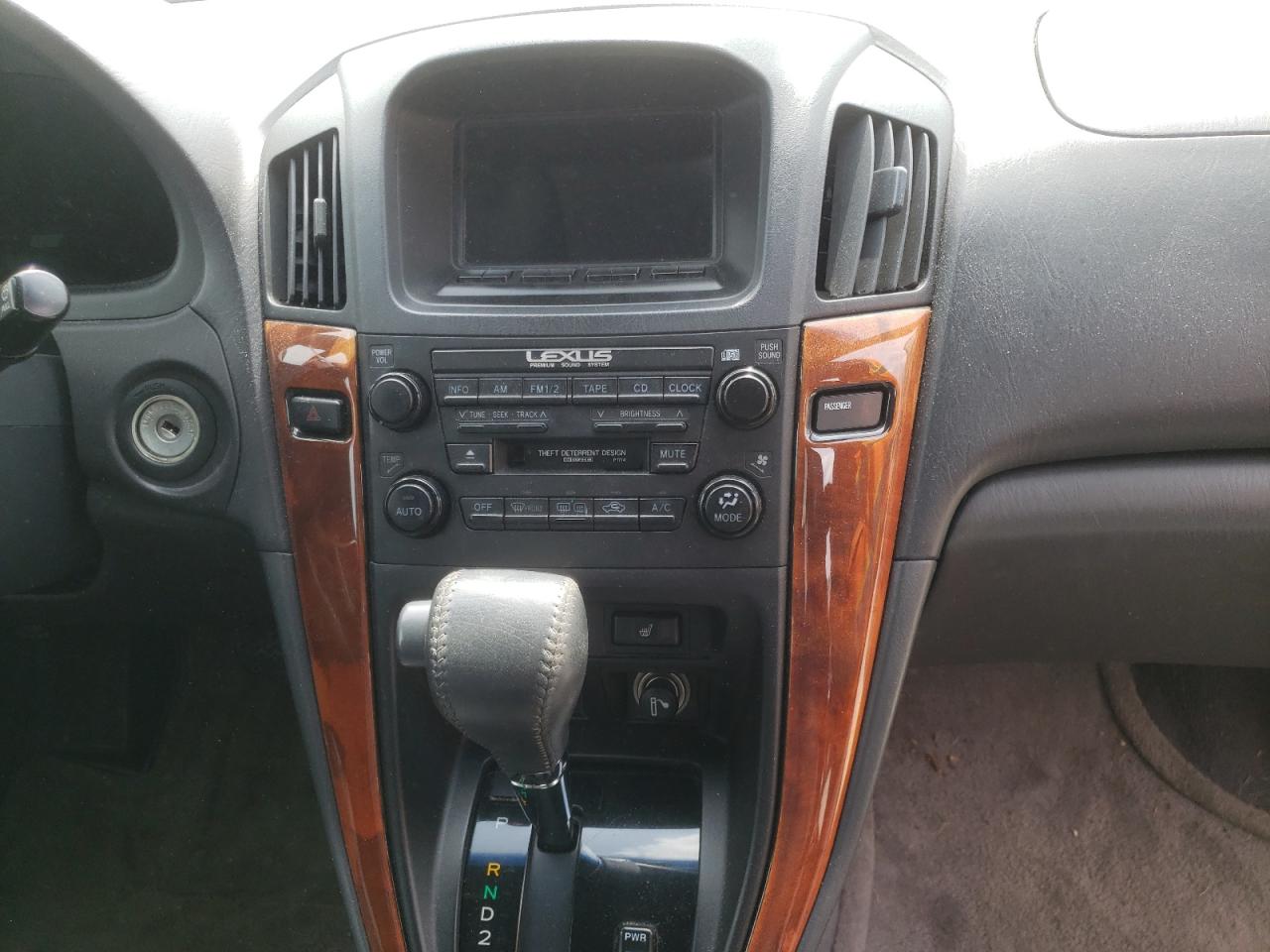 Photo 9 from auction – 2000 LEXUS RX 300 with VIN JT6HF10U5Y0136105