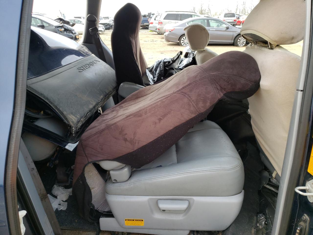 Photo 6 from auction – 2002 TOYOTA SIENNA LE with VIN 4T3ZF13CX2U501770