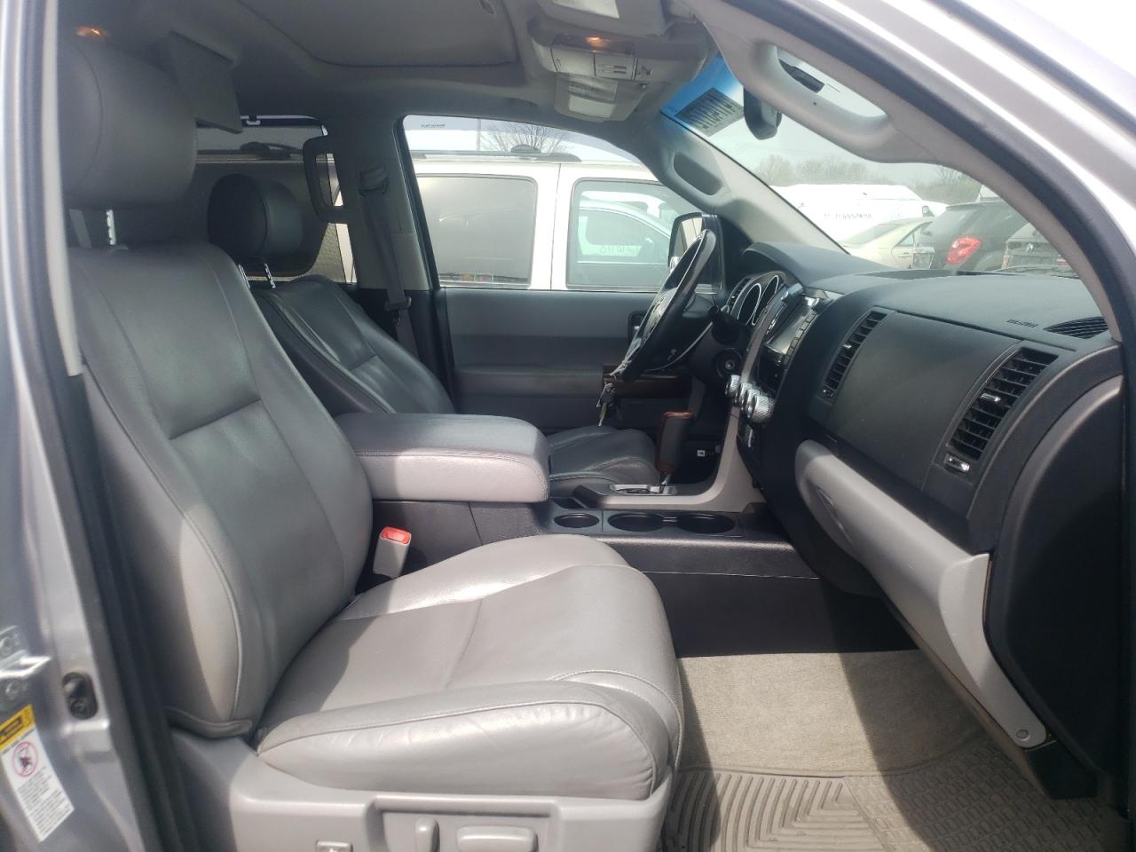 Photo 5 from auction – 2011 TOYOTA SEQUOIA PL with VIN 5TDDY5G18BS043541