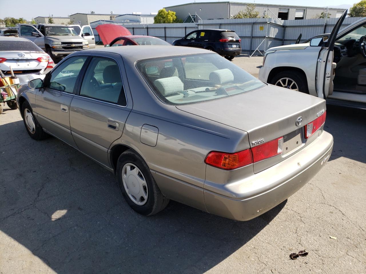 Photo 3 from auction – 2000 TOYOTA CAMRY CE with VIN 4T1BG22K4YU680175
