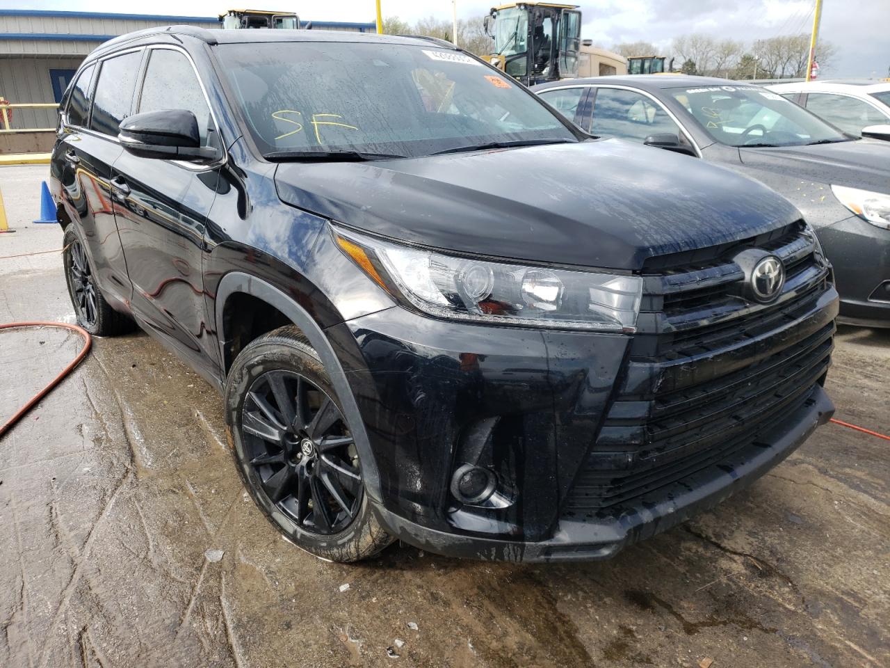 TOYOTA HIGHLANDER 2019 with VIN 5TDJZRFH1KS623848 - Photo from auction