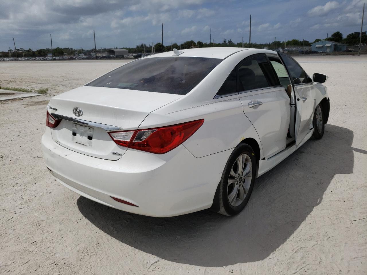 Photo 4 from auction – 2011 HYUNDAI SONATA SE with VIN 5NPEC4AC3BH144273