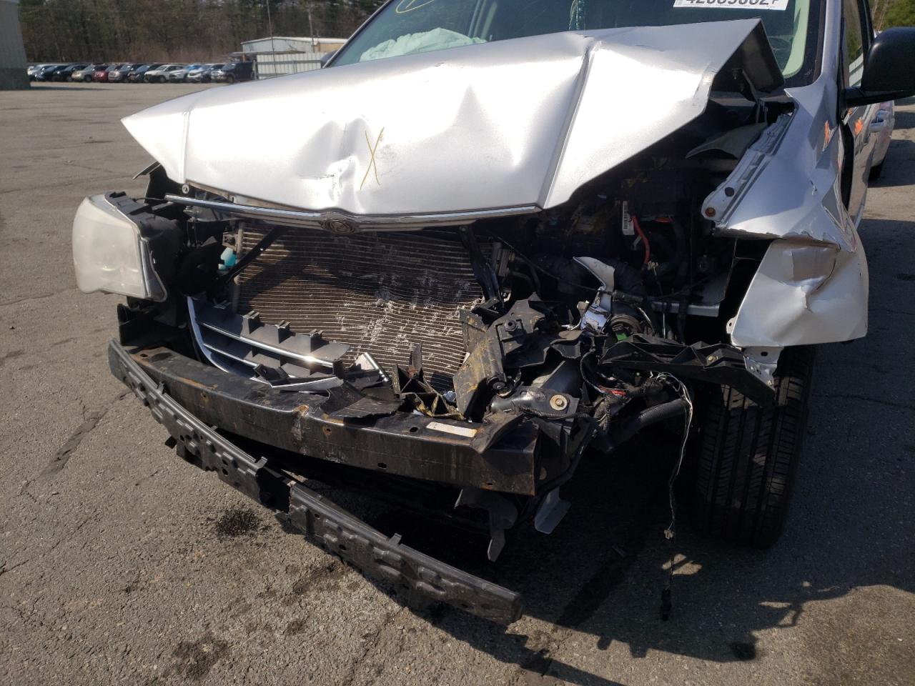Photo 9 from auction – 2010 CHRYSLER TOWN & COU with VIN 2A4RR2D19AR423933