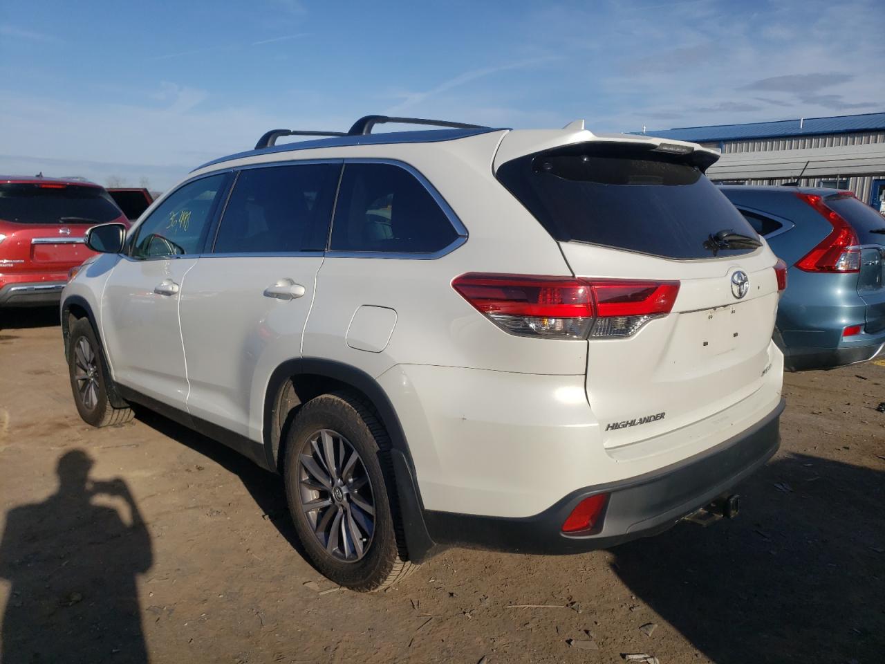 Photo 3 from auction – 2019 TOYOTA HIGHLANDER with VIN 5TDJZRFH9KS601046