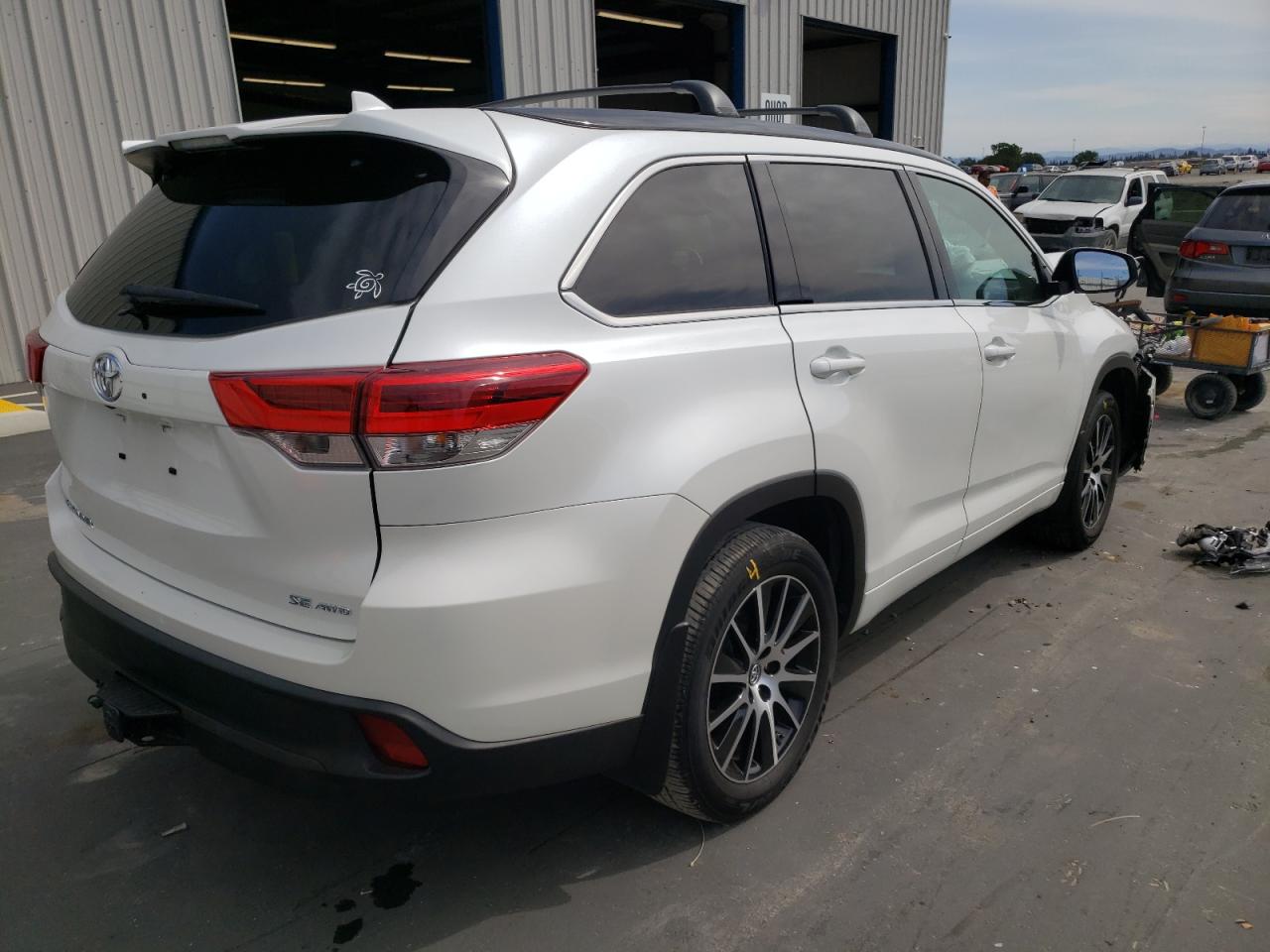 Photo 14 from auction – 2017 TOYOTA HIGHLANDER with VIN 5TDJZRFH1HS481770