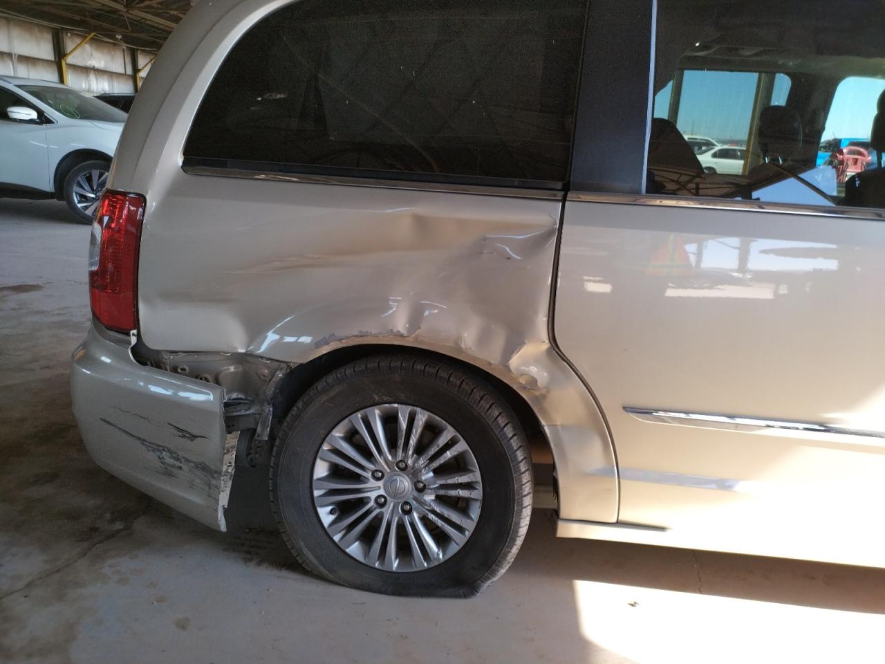 Photo 9 from auction – 2016 CHRYSLER TOWN & COU with VIN 2C4RC1CG3GR127807