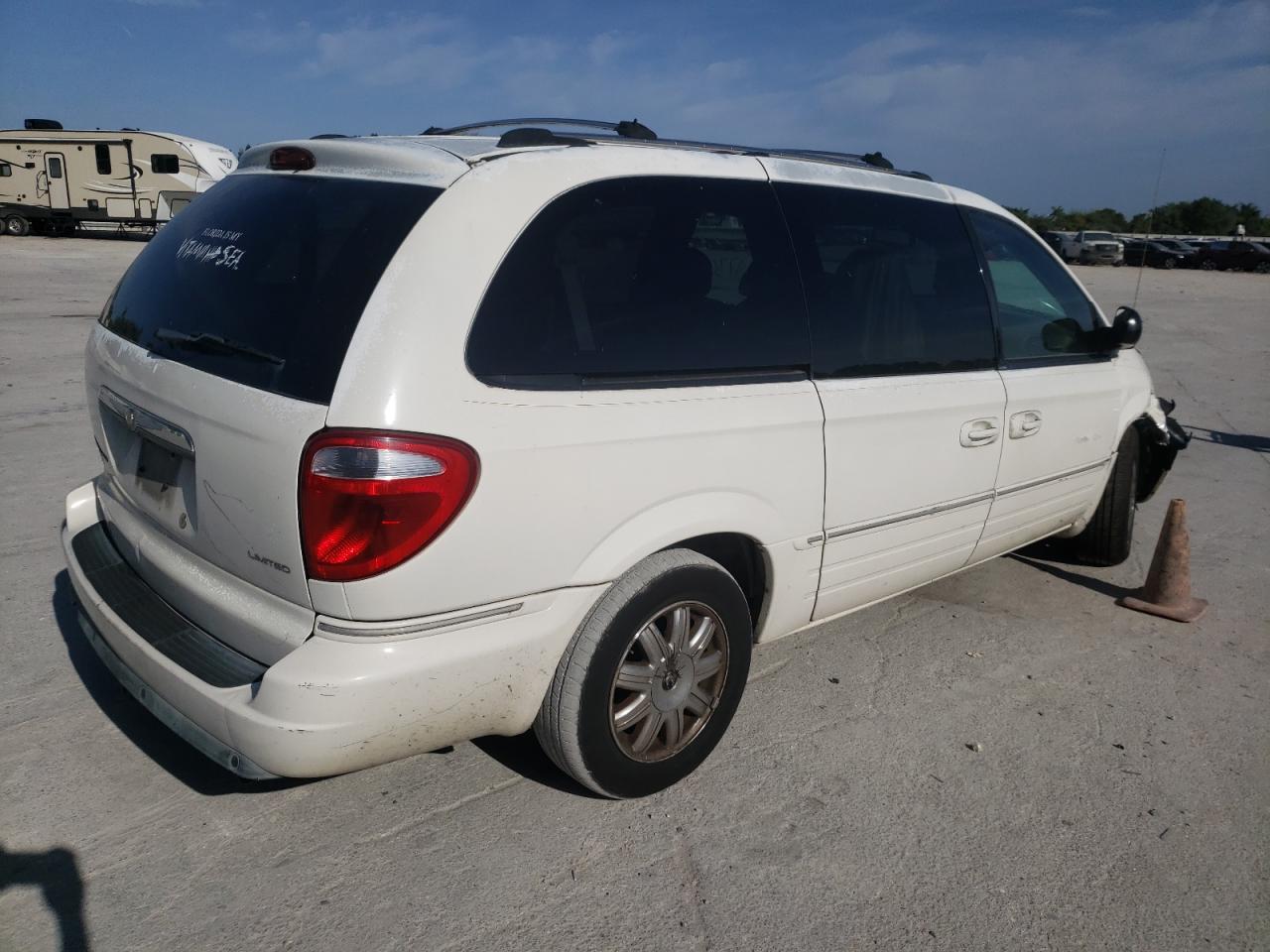 Photo 4 from auction – 2005 CHRYSLER TOWN & COU with VIN 2C8GP64L45R418672