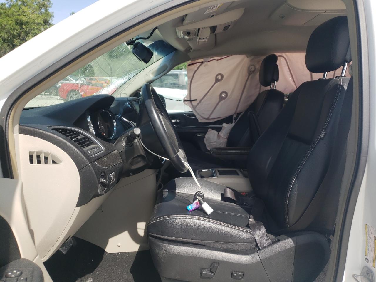 Photo 5 from auction – 2014 CHRYSLER TOWN & COU with VIN 2C4RC1BG2ER422833