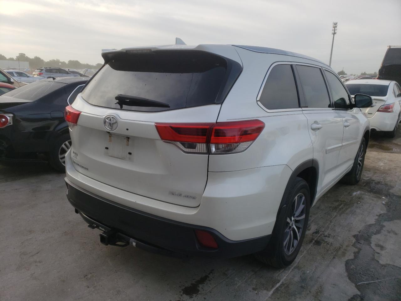 Photo 4 from auction – 2017 TOYOTA HIGHLANDER with VIN 5TDJZRFH3HS461942