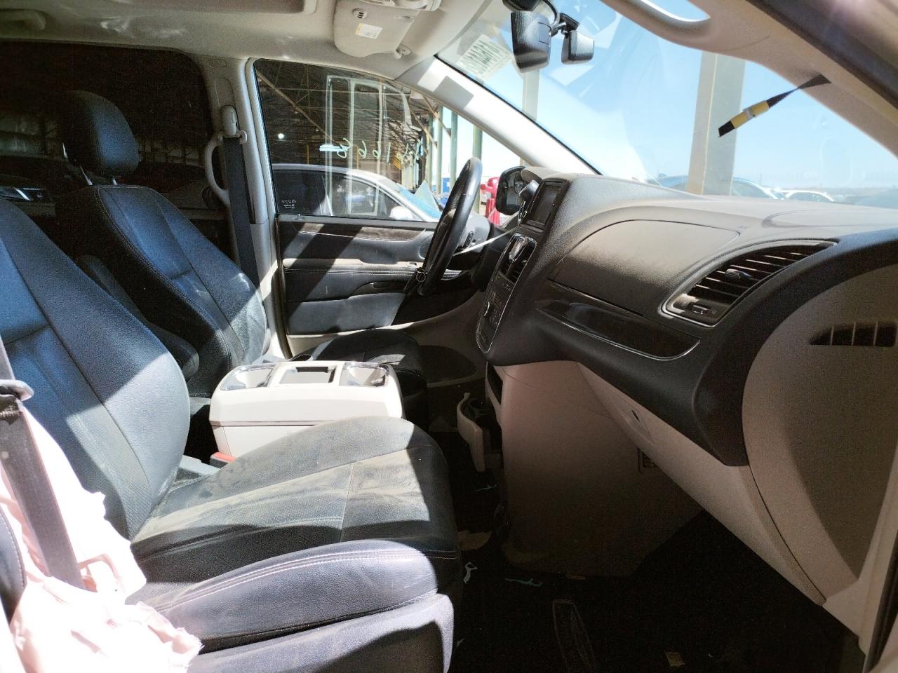 Photo 5 from auction – 2016 CHRYSLER TOWN & COU with VIN 2C4RC1CG3GR127807