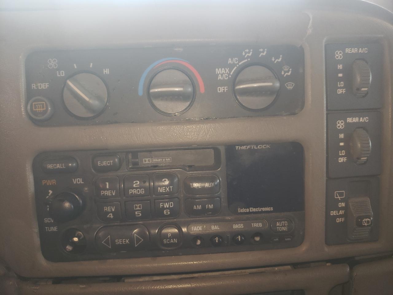 Photo 9 from auction – 2000 CHEVROLET ASTRO with VIN 1GNDM19W3YB141851