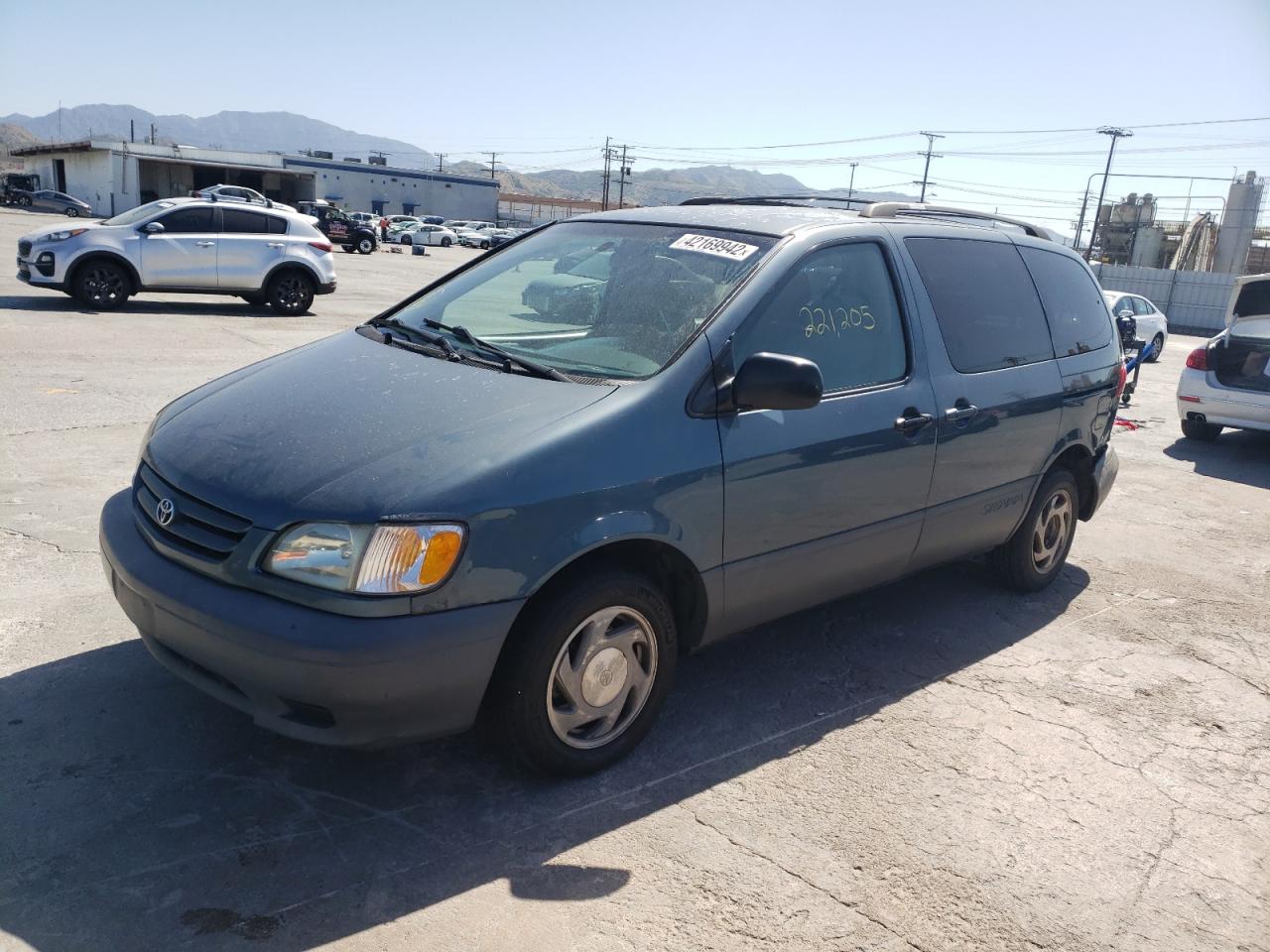 Photo 2 from auction – 2002 TOYOTA SIENNA LE with VIN 4T3ZF13C22U490618