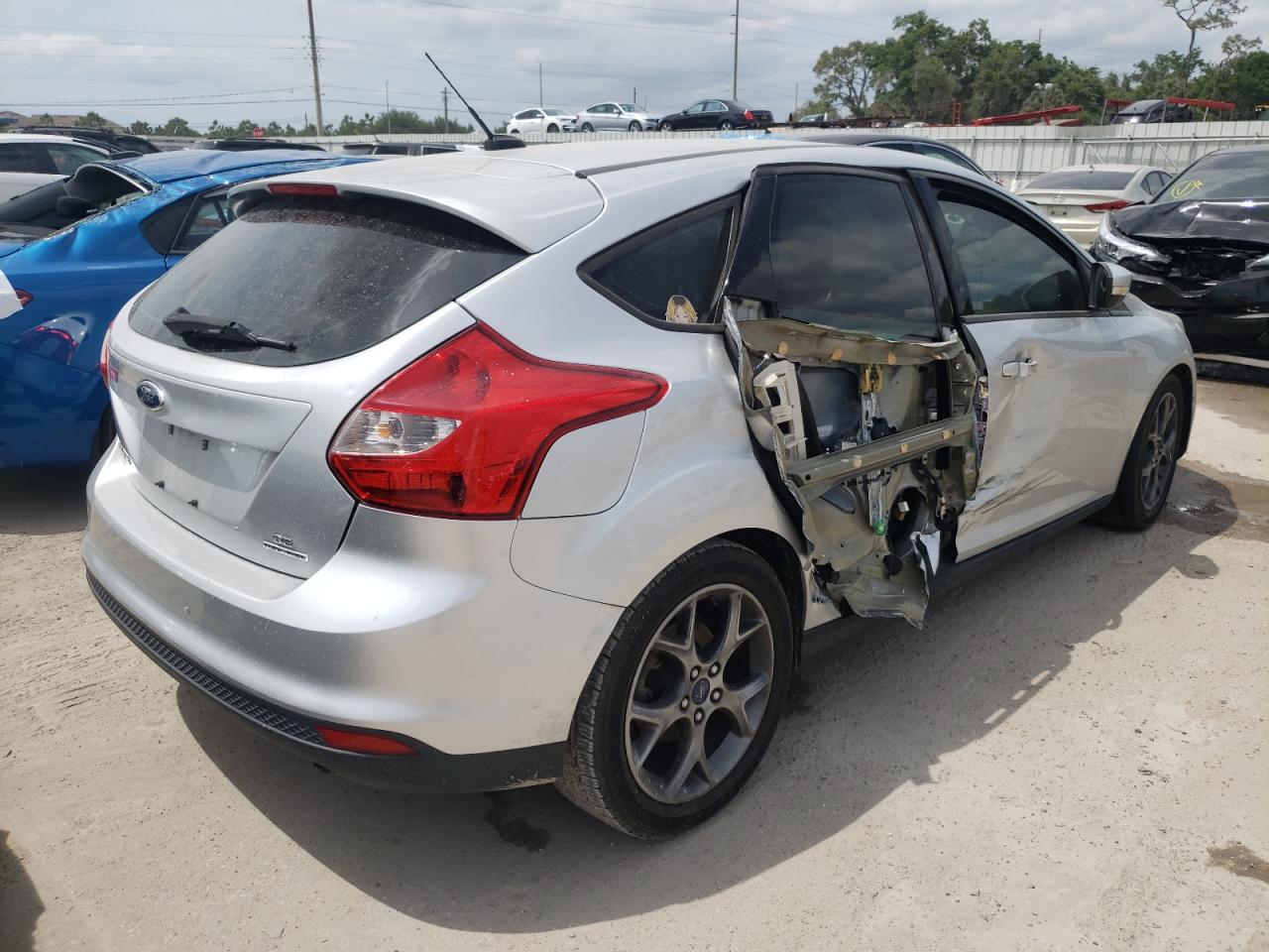 Photo 4 from auction – 2014 FORD FOCUS SE with VIN 1FADP3K22EL213136