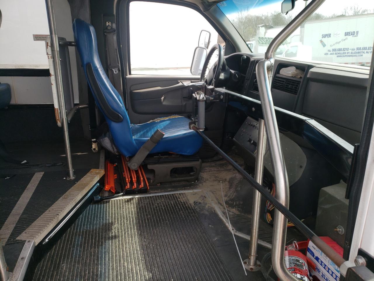 Photo 5 from auction – 2004 CHEVROLET EXPRESS G3 with VIN 1GBJG31UX41167201