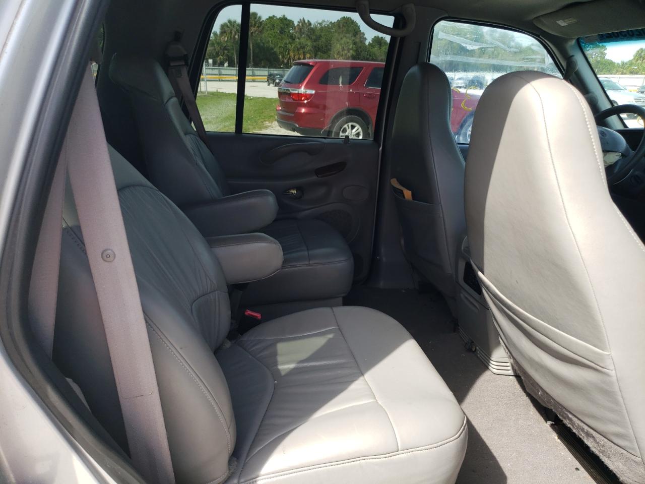 Photo 6 from auction – 2000 FORD EXPEDITION with VIN 1FMRU1562YLA83340