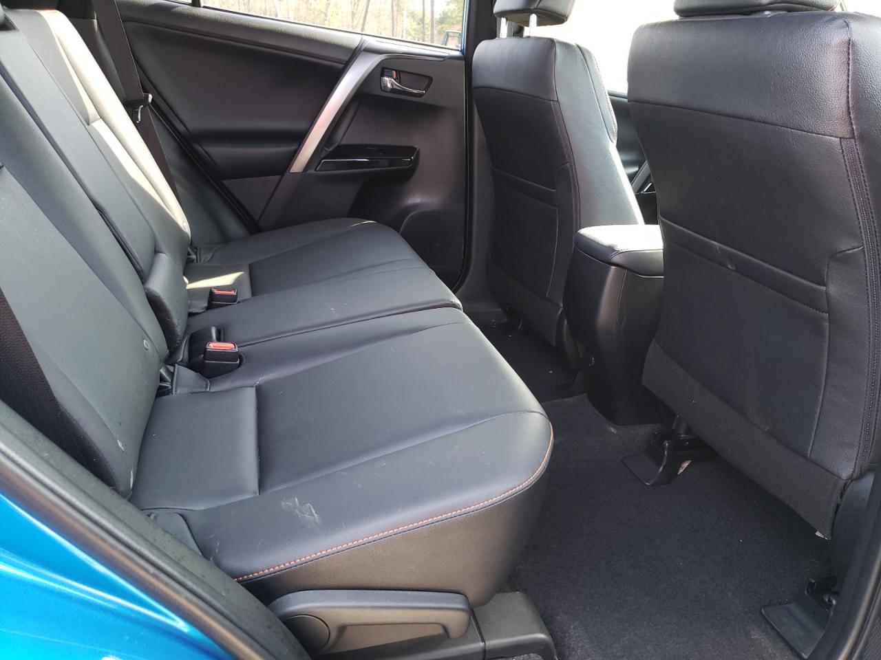 Photo 6 from auction – 2018 TOYOTA RAV4 SE with VIN JTMJFREV2JJ218111