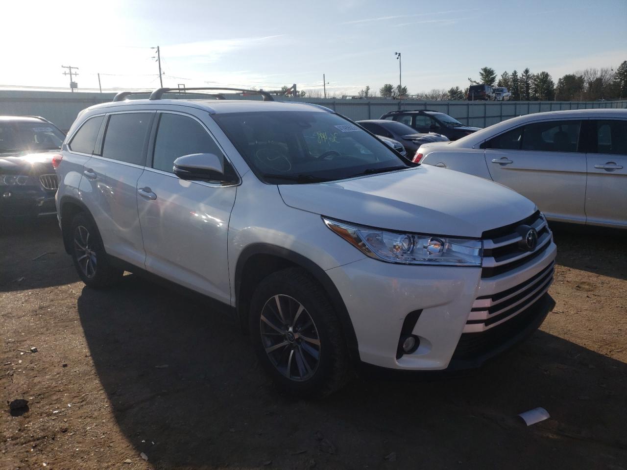 TOYOTA HIGHLANDER 2019 with VIN 5TDJZRFH9KS601046 - Photo from auction