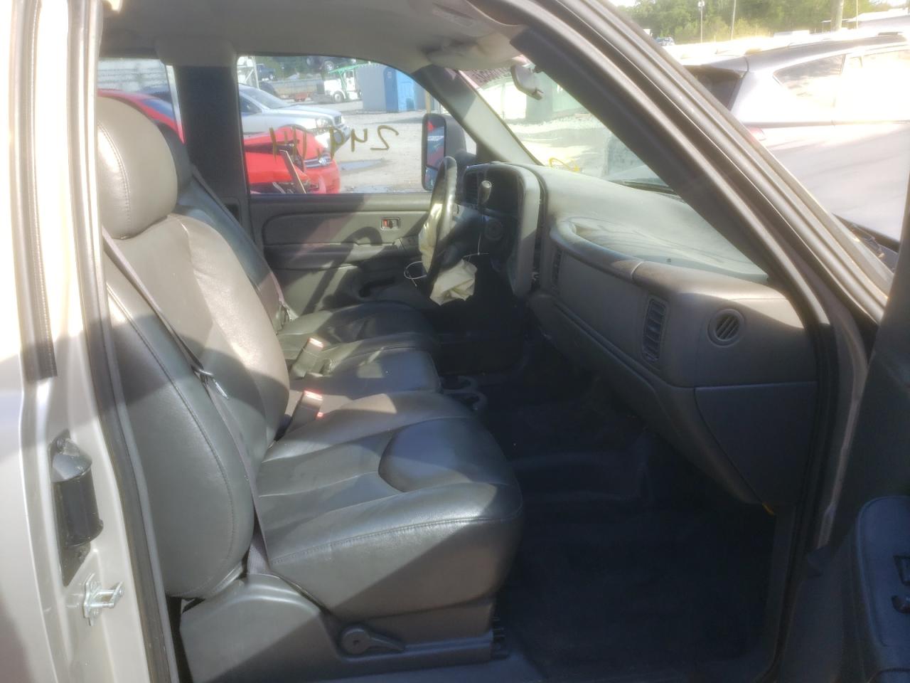 Photo 5 from auction – 2005 GMC SIERRA C25 with VIN 1GTHC29UX5E286543