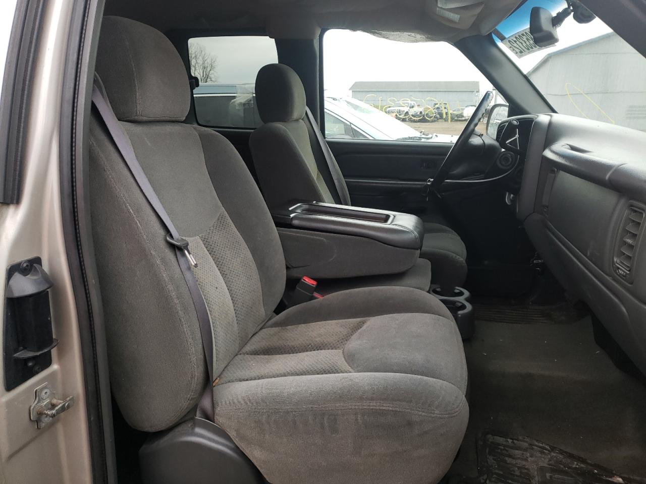 Photo 5 from auction – 2004 CHEVROLET 1500 SILVE with VIN 1GCEK19T74E289812