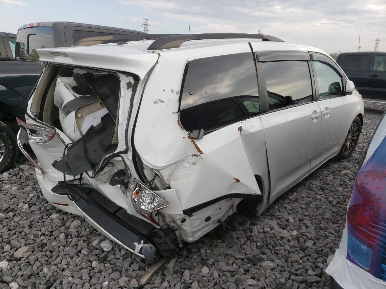 Photo 4 from auction – 2014 TOYOTA SIENNA with VIN 5TDKK3DC6ES443704