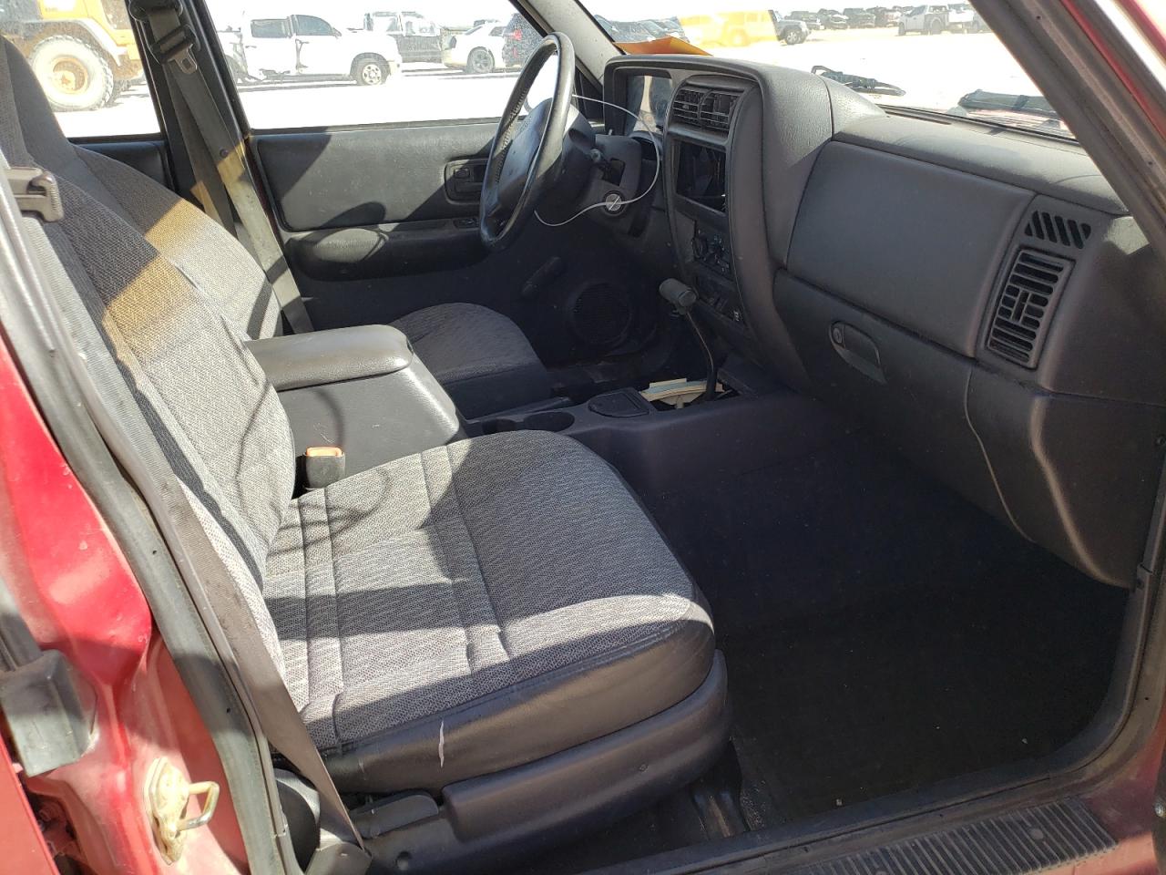 Photo 5 from auction – 1999 JEEP CHEROKEE S with VIN 1J4FT28S3XL540450