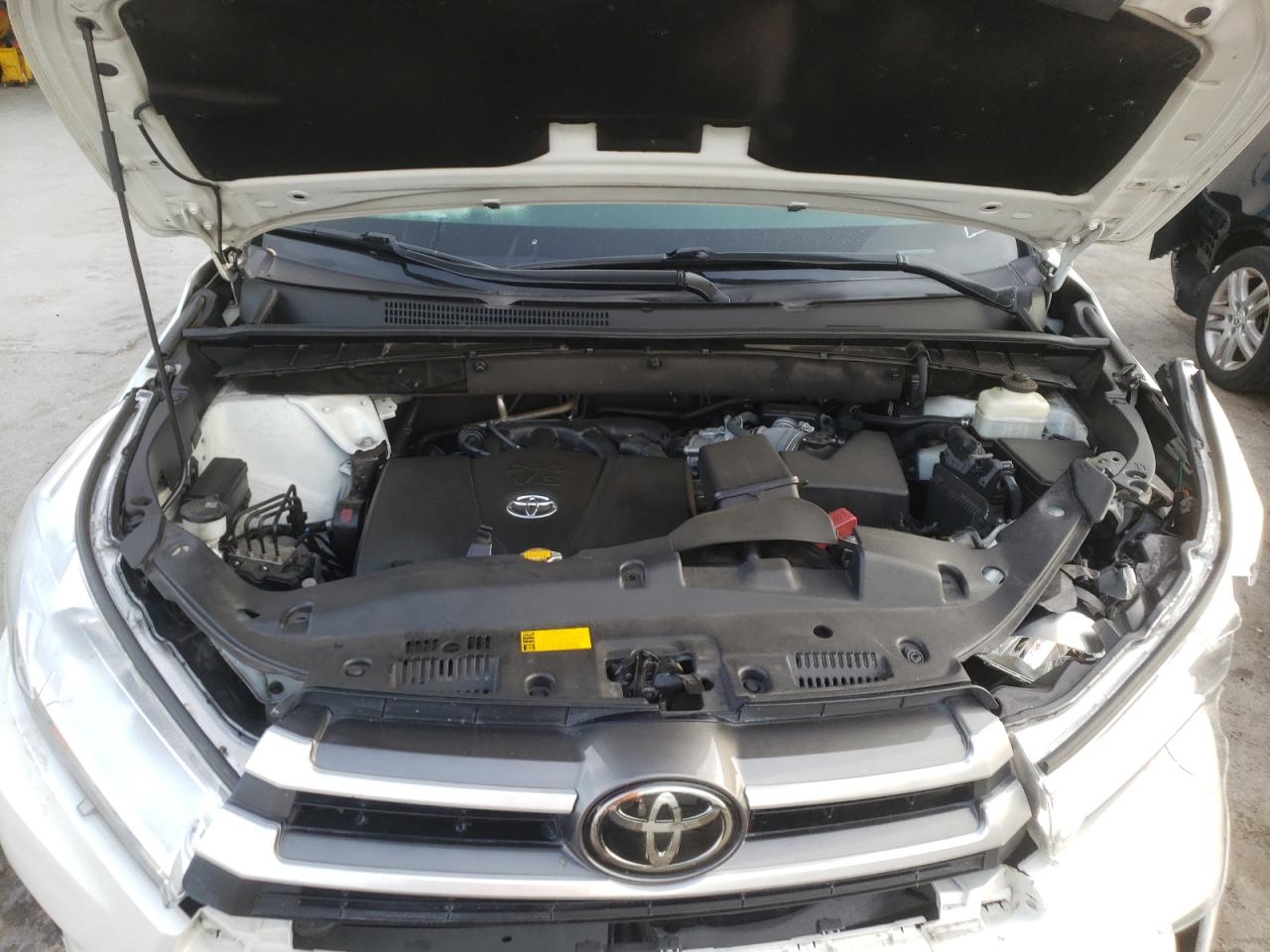 Photo 7 from auction – 2017 TOYOTA HIGHLANDER with VIN 5TDJZRFH3HS461942