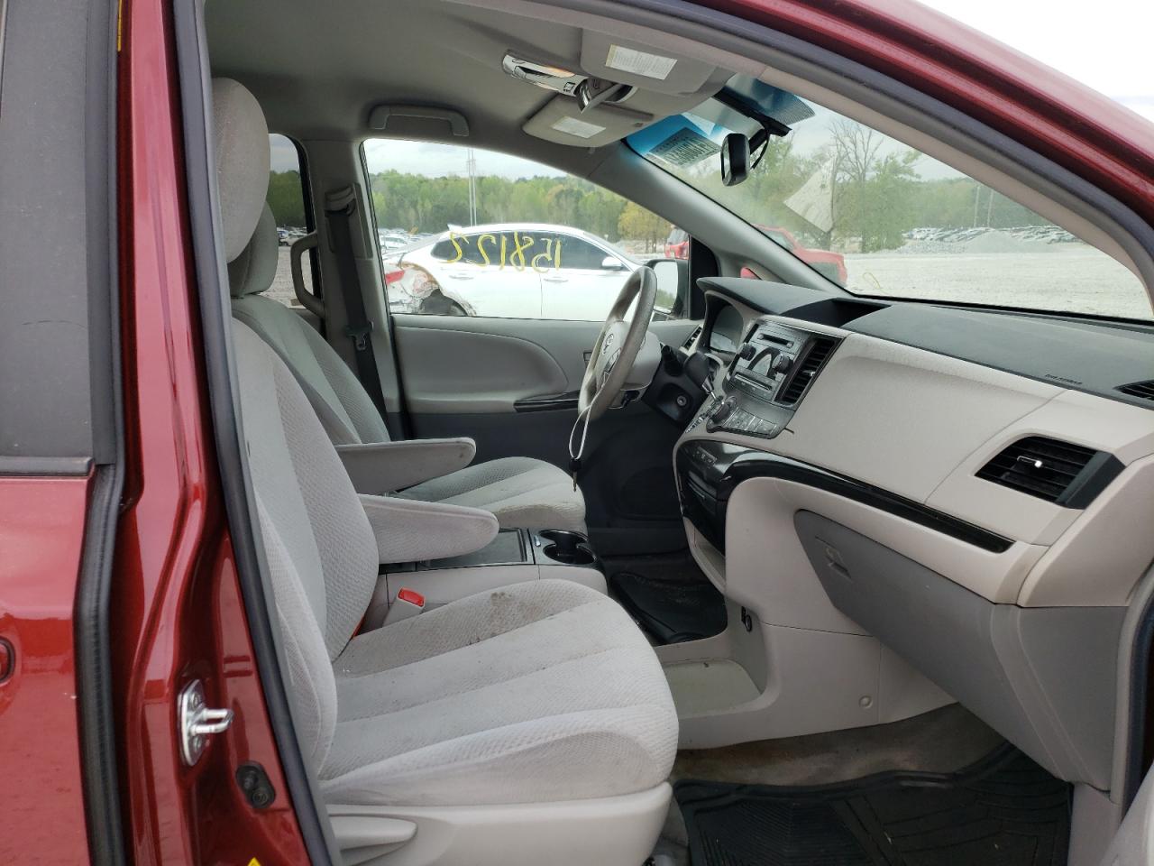 Photo 5 from auction – 2014 TOYOTA SIENNA LE with VIN 5TDKK3DC7ES417645