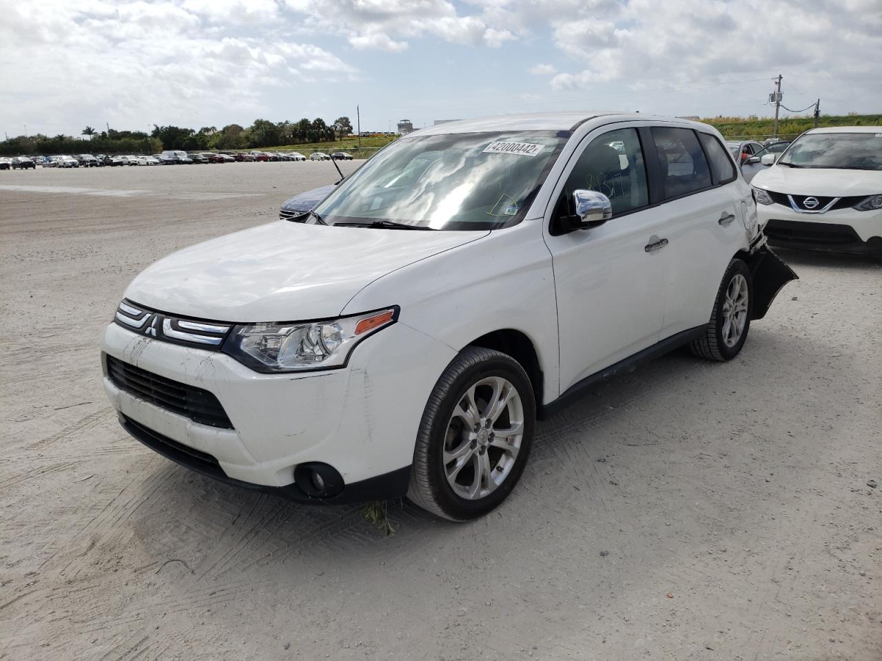 Photo 2 from auction – 2014 MITSUBISHI OUTLANDER with VIN JA4AD3A33EZ010005