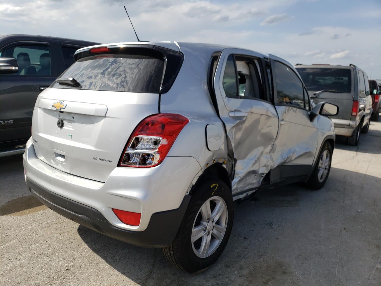 Photo 4 from auction – 2021 CHEVROLET TRAX LS with VIN KL7CJKSB4MB304220