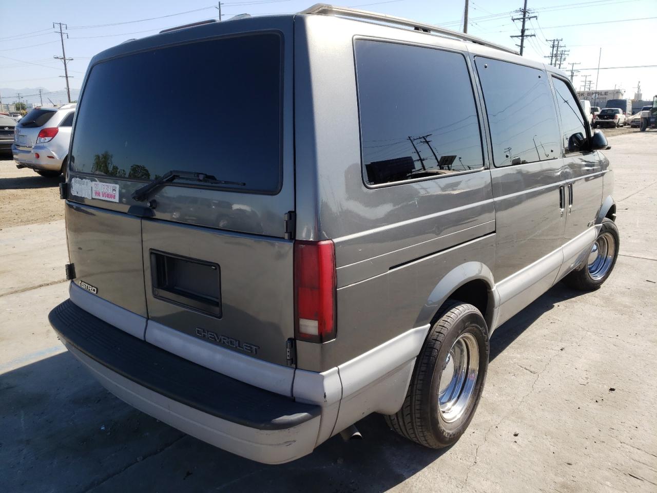 Photo 4 from auction – 2000 CHEVROLET ASTRO with VIN 1GNDM19W6YB220415
