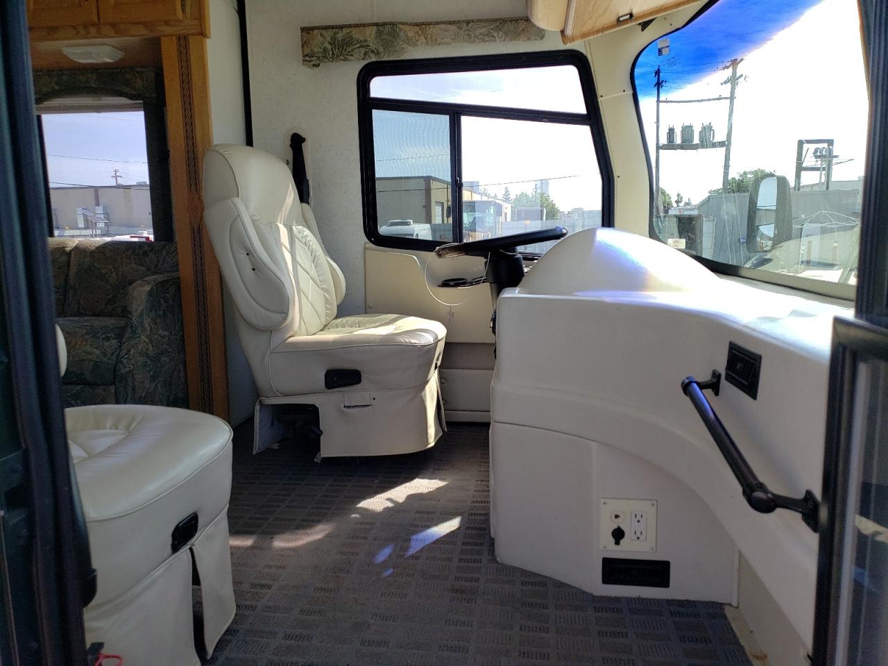 Photo 5 from auction – 2001 ROADMASTER RAIL MTRHM with VIN 1RF12041X12013337