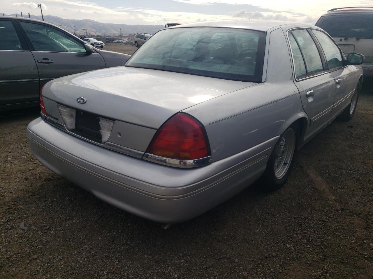 Photo 4 from auction – 2000 FORD CROWN VICT with VIN 2FAFP74W0YX177714