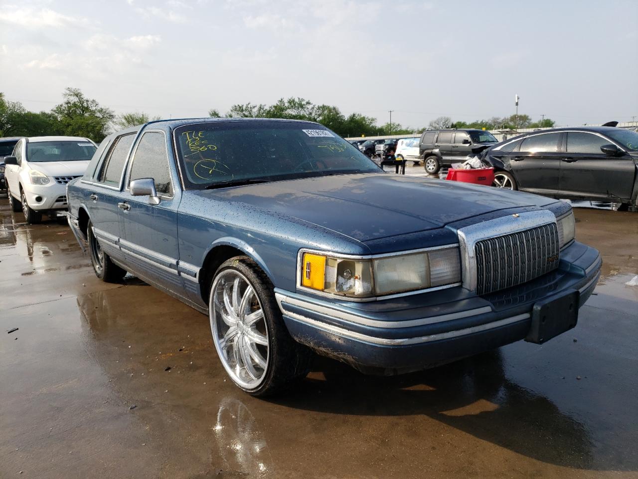 LINCOLN TOWN CAR E 1993 with VIN 1LNLM81W2PY756357 - Photo from auction