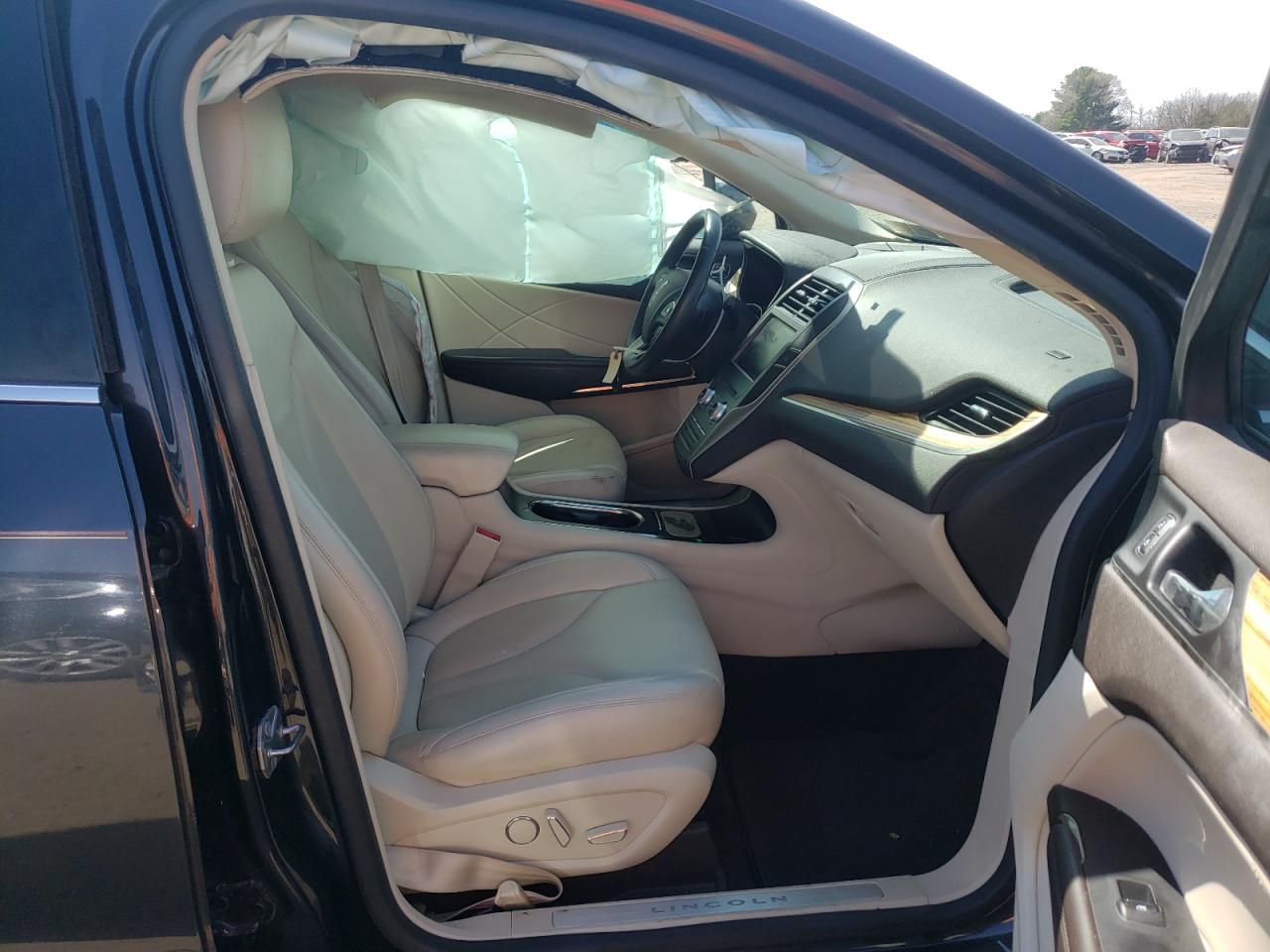 Photo 5 from auction – 2015 LINCOLN MKC with VIN 5LMCJ1A92FUJ07204