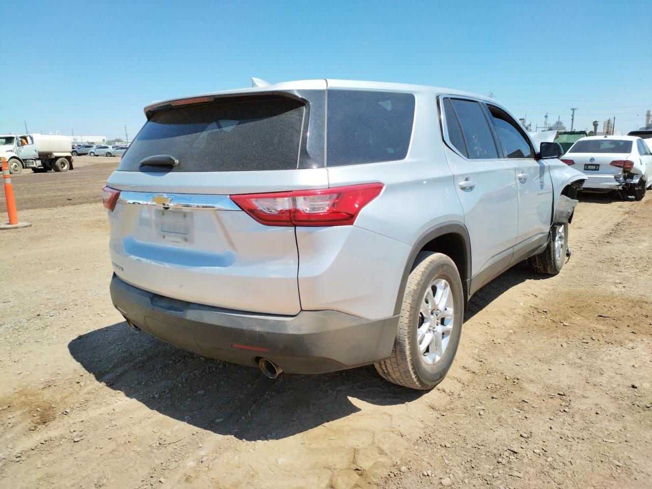 Photo 4 from auction – 2018 CHEVROLET TRAVERSE L with VIN 1GNERFKW2JJ218167