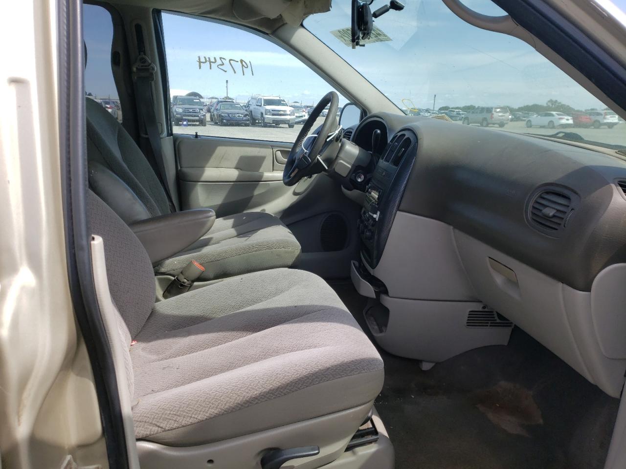 Photo 5 from auction – 2005 DODGE GRAND CARA with VIN 2D4GP44L55R599595