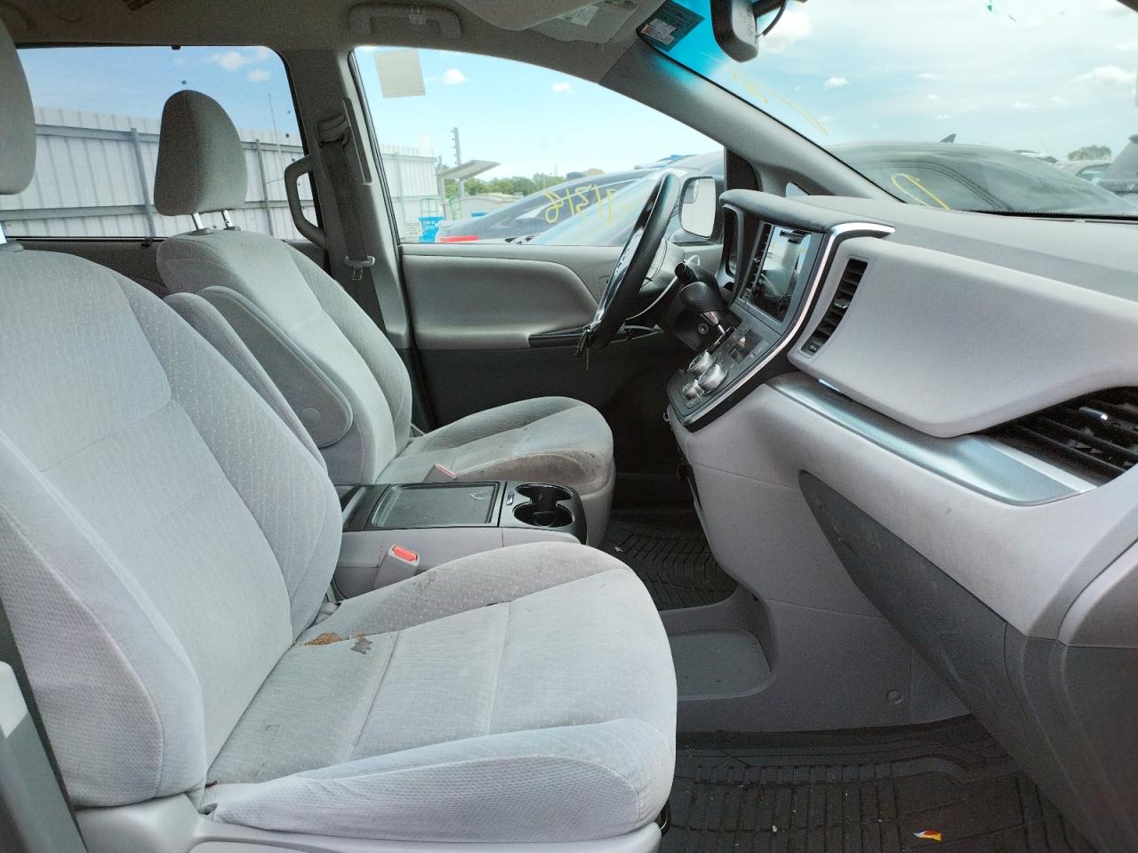 Photo 5 from auction – 2017 TOYOTA SIENNA LE with VIN 5TDKZ3DC5HS793437