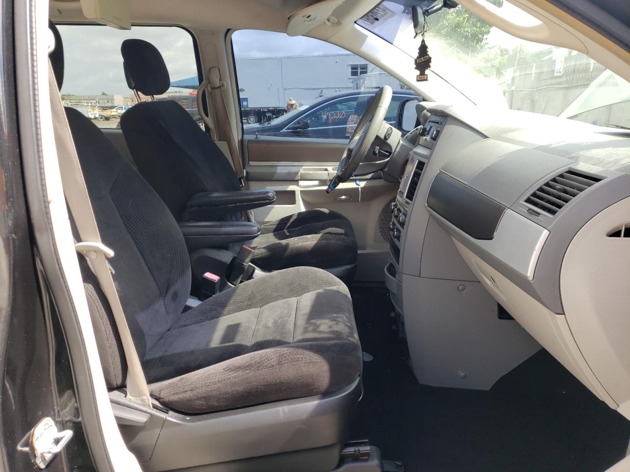 Photo 5 from auction – 2010 CHRYSLER TOWN & COU with VIN 2A4RR5D16AR155635