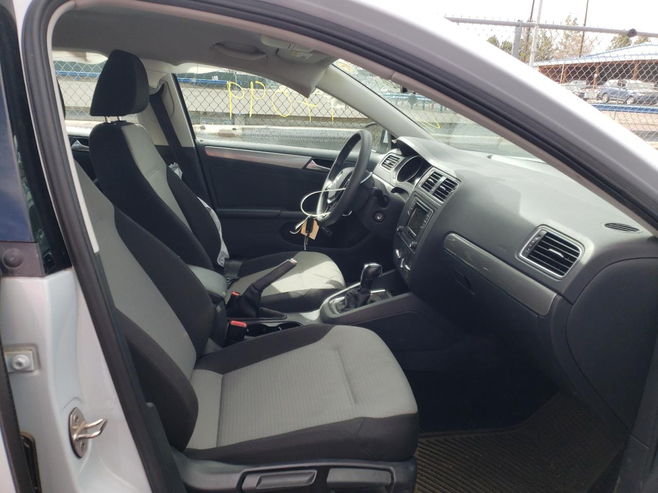 Photo 5 from auction – 2017 VOLKSWAGEN JETTA S with VIN 3VW2B7AJ1HM291312