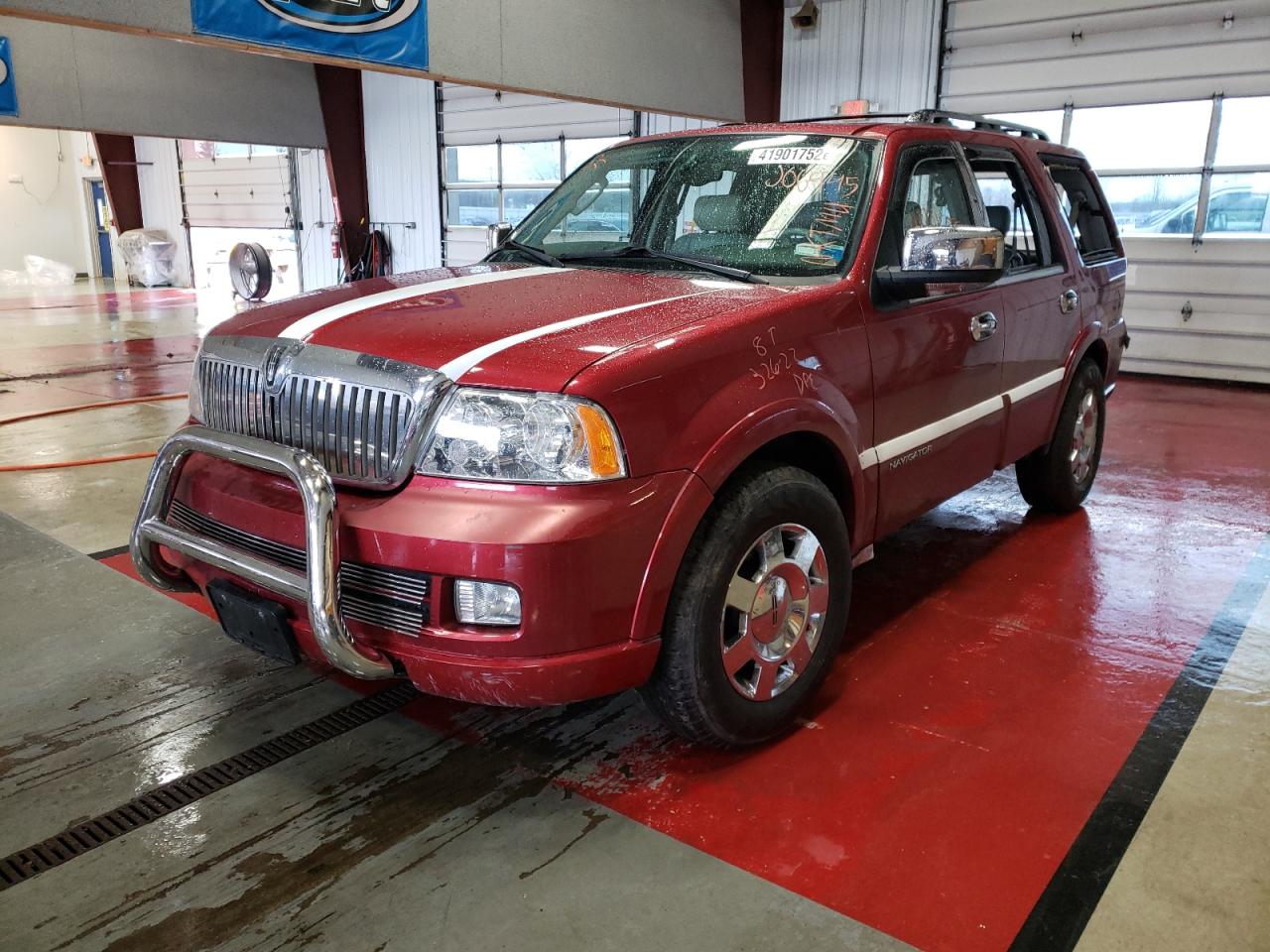 Photo 2 from auction – 2005 LINCOLN NAVIGATOR with VIN 5LMFU27525LJ06945