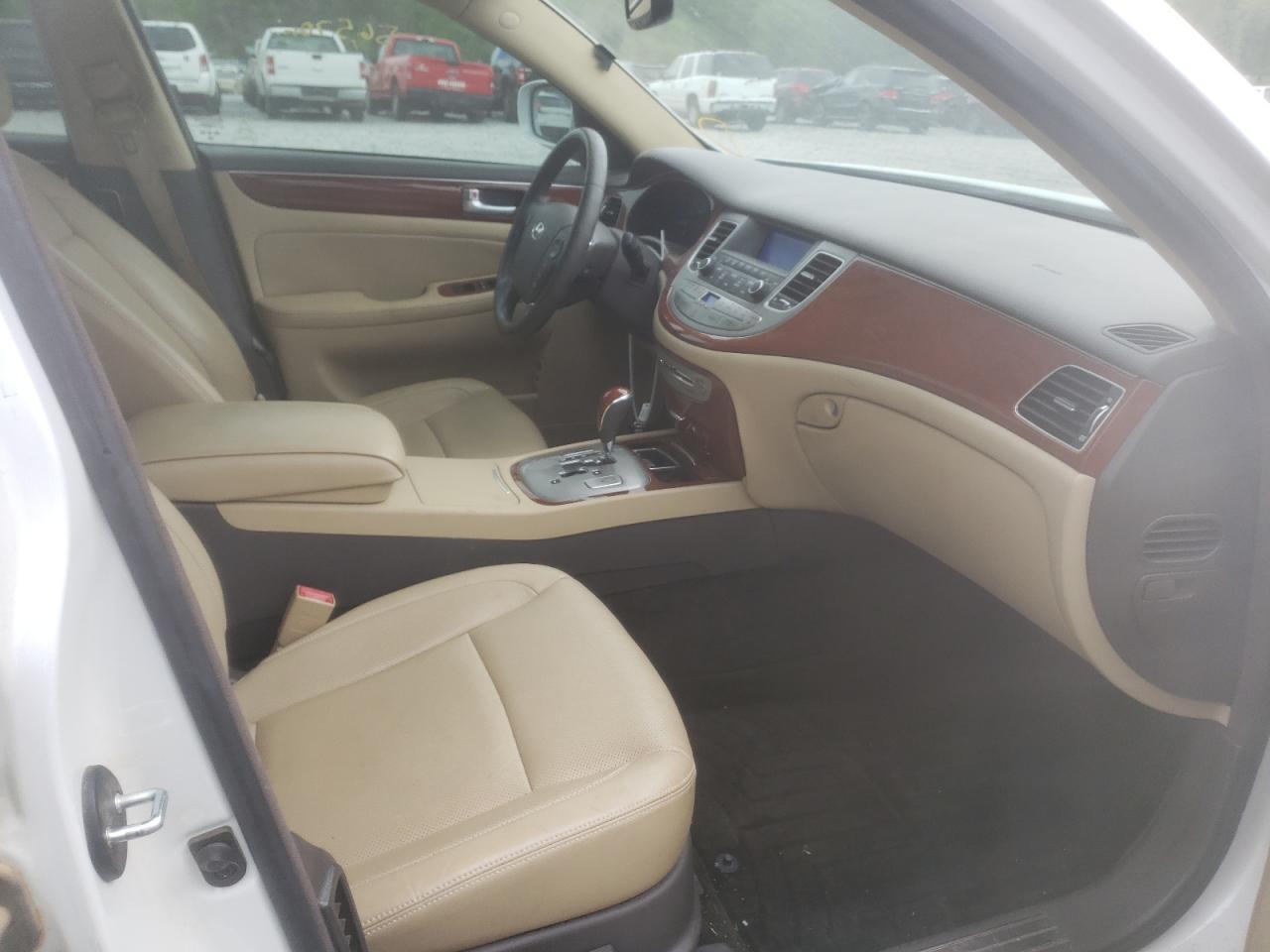 Photo 5 from auction – 2013 HYUNDAI GENESIS 3. with VIN KMHGC4DD5DU227432