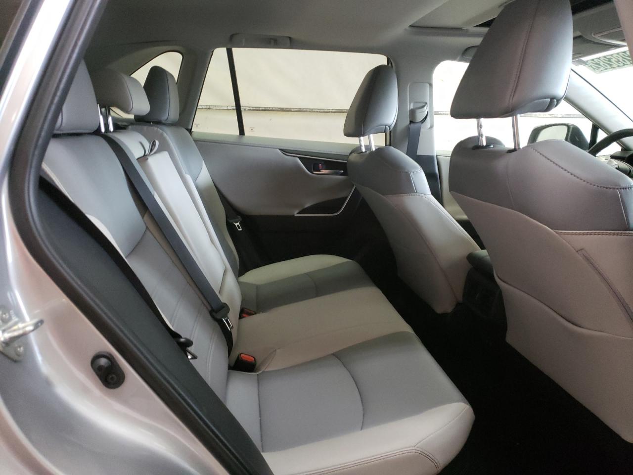 Photo 6 from auction – 2019 TOYOTA RAV4 LIMIT with VIN 2T3DWRFV9KW009463