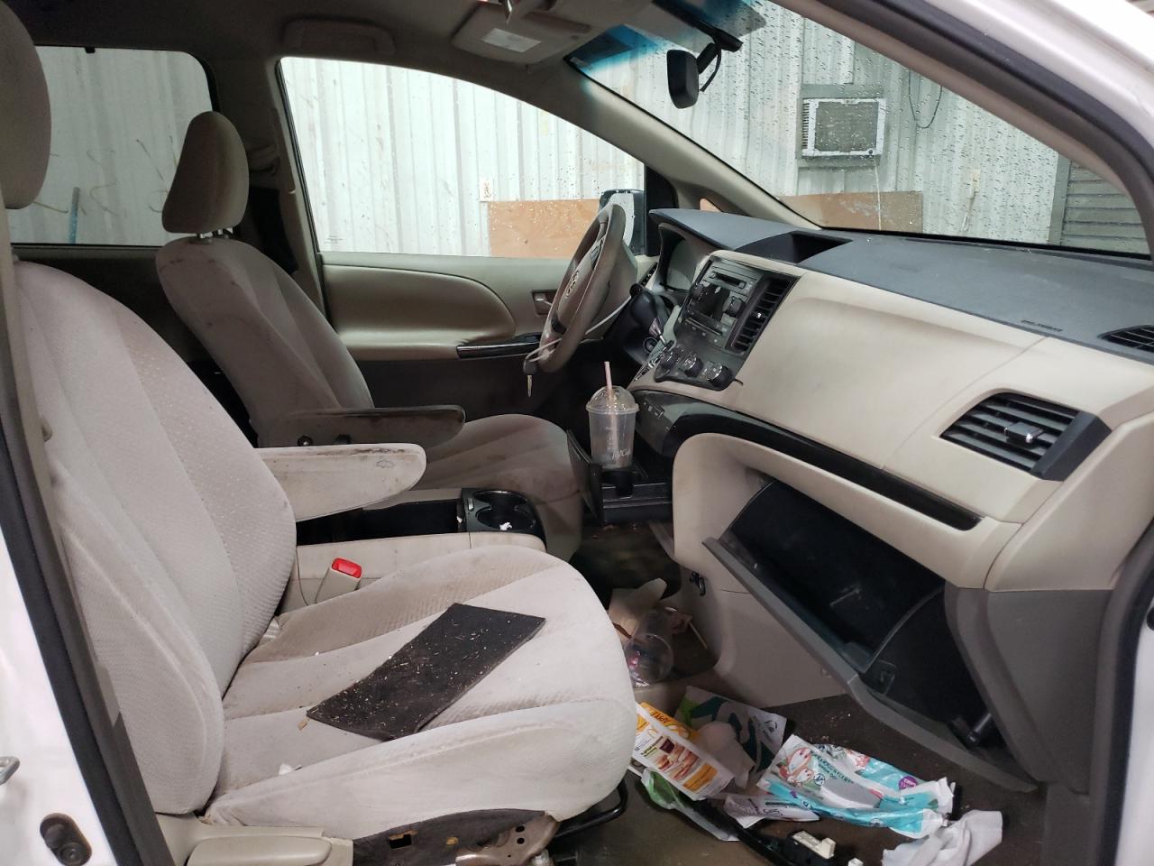 Photo 5 from auction – 2011 TOYOTA SIENNA LE with VIN 5TDKK3DC7BS031853